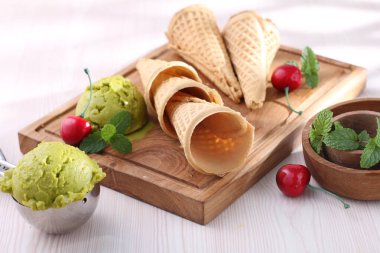 Tahta bir masada taze naneli dondurma, yakın çekim.