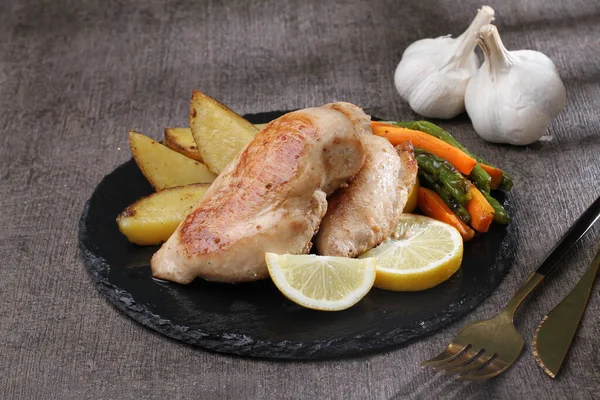 Grilled Chicken Legs Vegetables Lemon — Stock Photo, Image