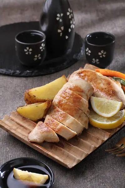chicken with lemon and sauce