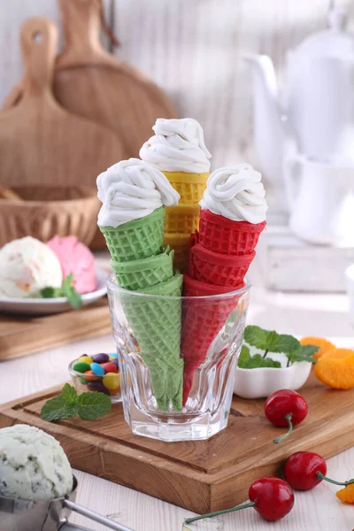 木制桌子上的碗里有五颜六色的冰淇淋 — 图库照片