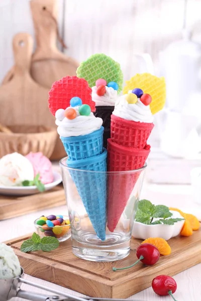 桌上色彩艳丽的冰淇淋 — 图库照片