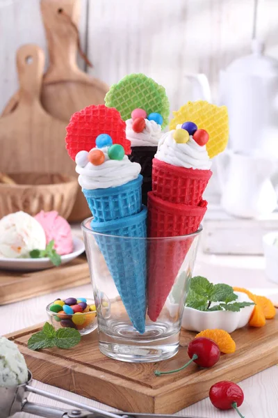 新鮮なフルーツと甘くてカラフルなアイスクリーム — ストック写真