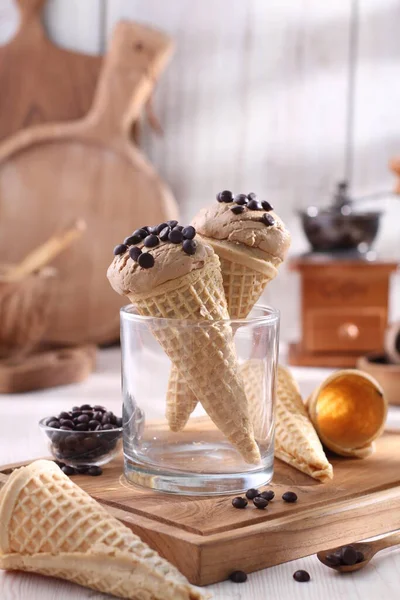 Fagylalt Gofri Tölcsérben Friss Bogyókkal — Stock Fotó
