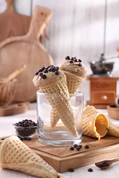 Jégkrém Ostyával Tölcsérrel — Stock Fotó