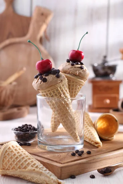 Вкусное Мороженое Конусами — стоковое фото