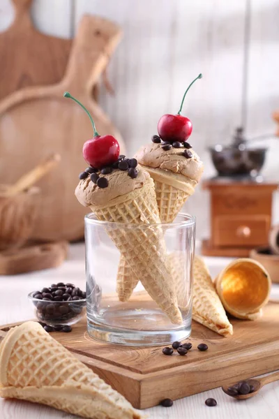 Çikolatalı Dondurma Ahşap Masada Fındık — Stok fotoğraf