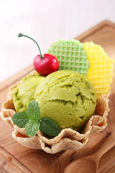 ウエハコーン付きグリーンアイスクリーム — ストック写真