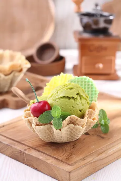 Зелений Чай Морозиво Вафельному Конусі — стокове фото