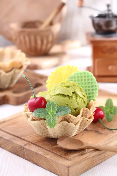 Waffle Sepetinde Yeşil Çay — Stok fotoğraf