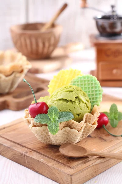 ワッフルコーンと新鮮なアイスクリーム — ストック写真