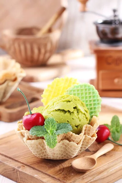 ワッフルと緑の葉のアイスクリーム — ストック写真