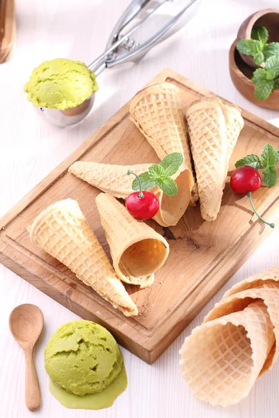 Finom Fagylaltot Szolgálnak Fel Asztalon — Stock Fotó