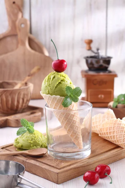 Παγωτό Πράσινα Φύλλα Ξύλινο Τραπέζι — Φωτογραφία Αρχείου