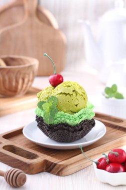 Naneli ve kremalı çikolatalı pasta.