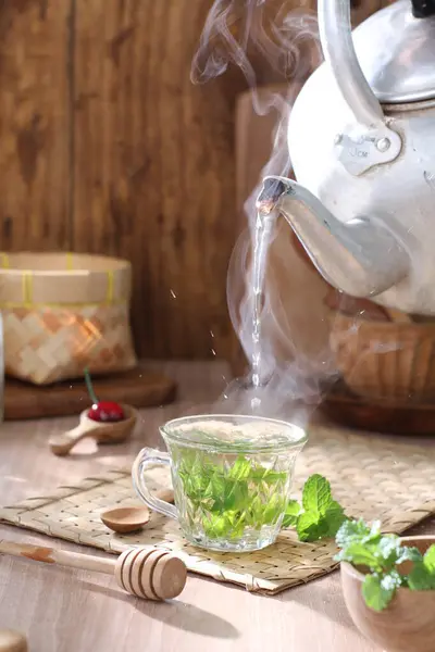 Chá Quente Xícara Com Folhas Hortelã Bule Mesa Madeira — Fotografia de Stock