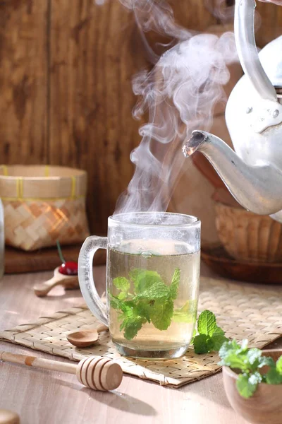 Chá Verde Com Folhas Hortelã Xícara Chá Uma Mesa Madeira — Fotografia de Stock