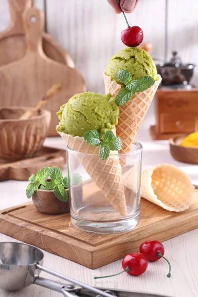 Tál Finom Fagylalttal — Stock Fotó