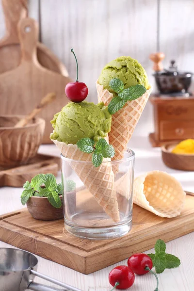 テーブルにミントとミントのアイスクリーム — ストック写真