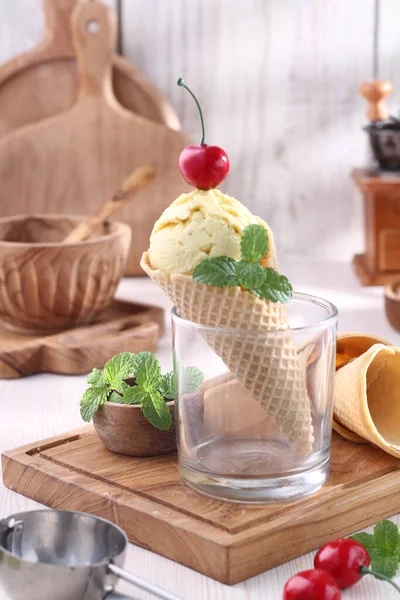 Fagylalt Egy Csésze Fehér Háttér — Stock Fotó