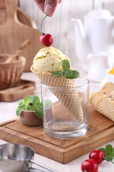 Läcker Vaniljglass Med Bär Vitt Bord — Stockfoto