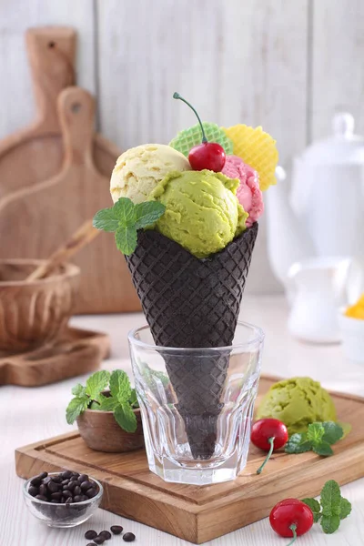 新鮮なワッフルコーンとチョコレートチップで美味しいアイスクリーム — ストック写真