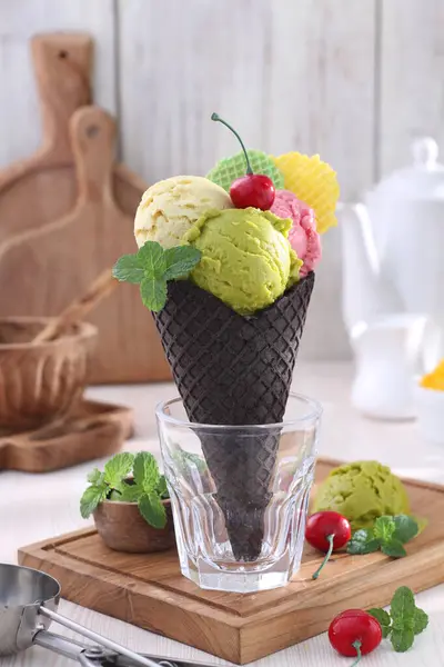 Мороженое Свежими Фруктами Вафельными Рожками — стоковое фото