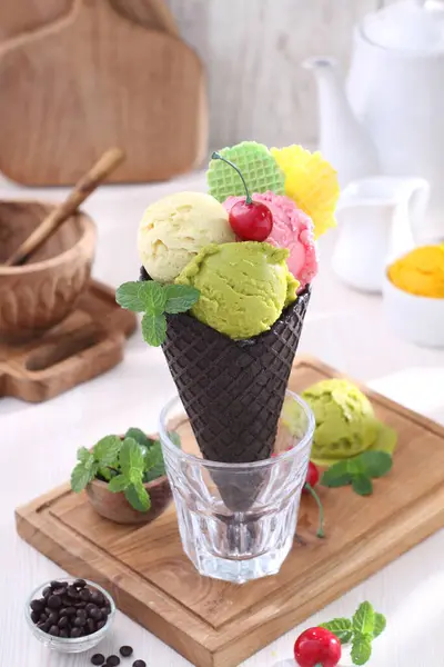 テーブルの上のフルーツとベリーのアイスクリーム — ストック写真