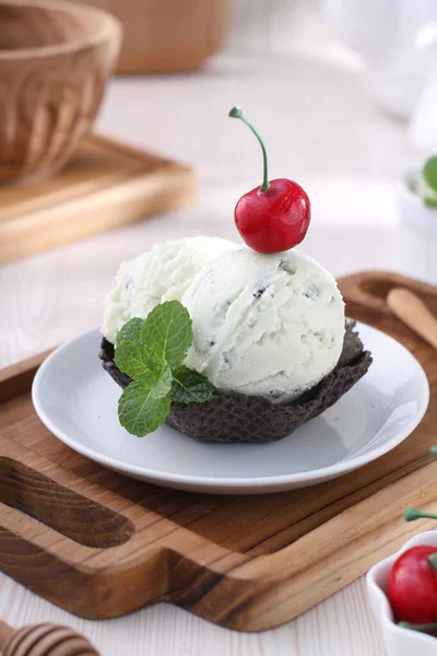 Νόστιμο Παγωτό Βανίλια Κομματάκια Σοκολάτας Και Μέντα Στο Τραπέζι — Φωτογραφία Αρχείου