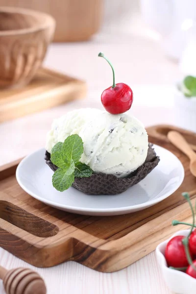 Νόστιμο Κέικ Σοκολάτας Παγωτό Στο Τραπέζι — Φωτογραφία Αρχείου