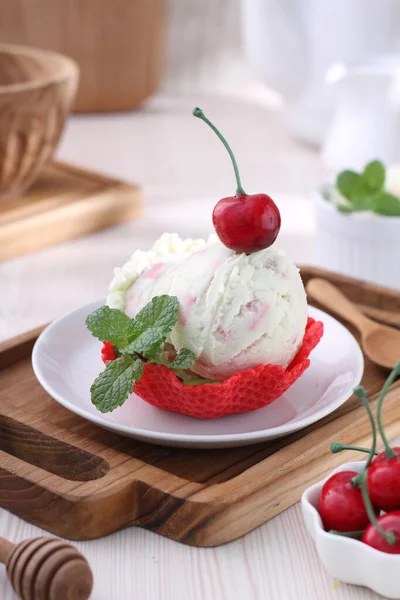 Вкусное Ванильное Мороженое Клубникой Столе — стоковое фото