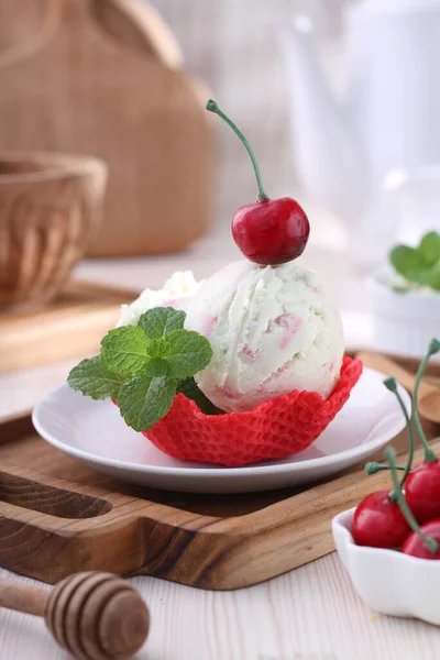 Мороженое Ягодами — стоковое фото