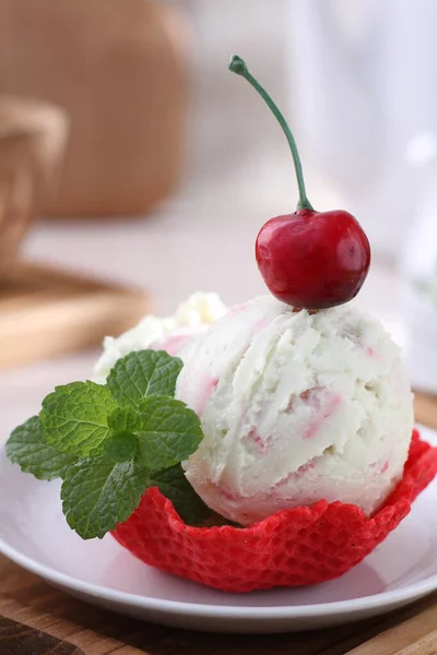 Erdbeereis Mit Minzblättern Und Frischen Erdbeeren — Stockfoto