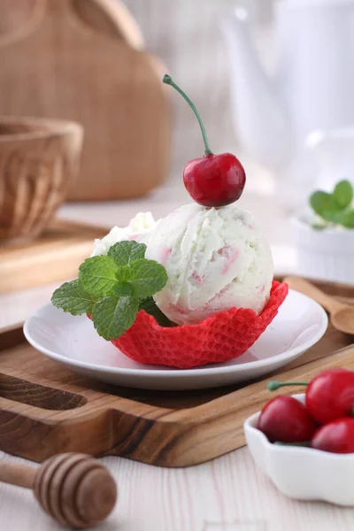 新鲜草莓和奶油搅拌在白色木制桌子上 图库图片