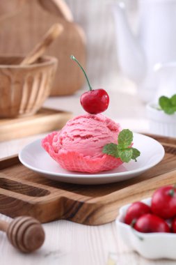 Nane şekerli bir kasede taze dondurma ve ahşap bir masada kaşık.