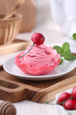 Masada çilekli lezzetli dondurma.