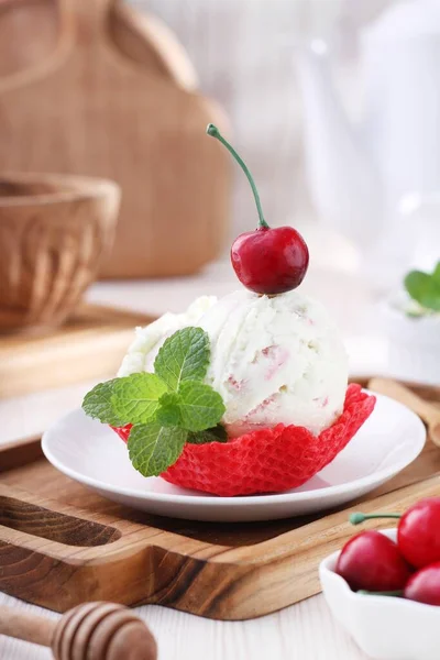 Клубничное Мороженое Свежими Ягодами — стоковое фото