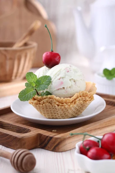 Смачне Морозиво Вафельному Конусі Свіжими Ягодами — стокове фото