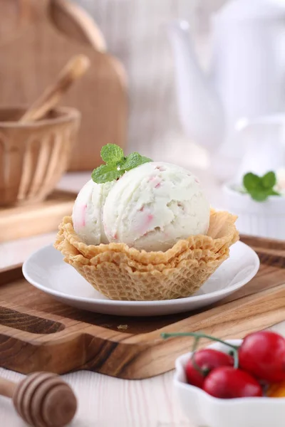 Мороженое Свежей Клубникой — стоковое фото