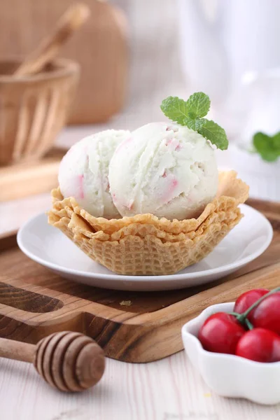 テーブルの上のおいしいクリームアイスクリーム — ストック写真