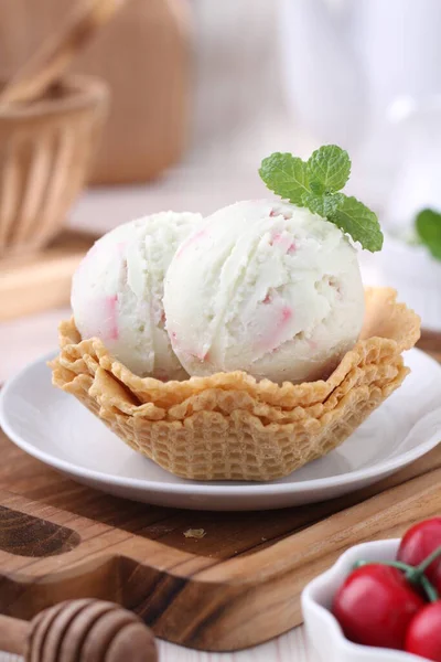 Клубничное Вафельное Мороженое — стоковое фото
