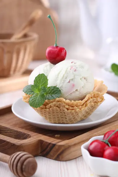 Delicious Ice Cream Waffle Cone — Stock Photo, Image