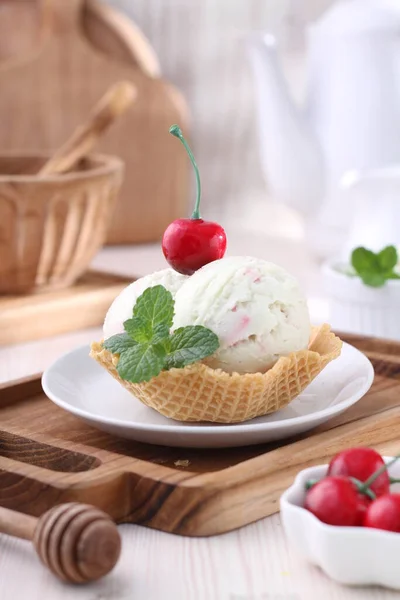 Ice Cream Scoops Fresh Berries — Stock Photo, Image