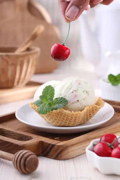 Вафельне Морозиво Збитими Вершками — стокове фото