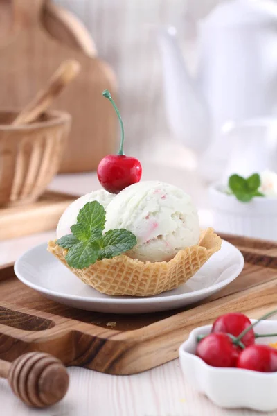 Νόστιμο Παγωτό Φρέσκες Φράουλες Στο Ξύλινο Τραπέζι — Φωτογραφία Αρχείου