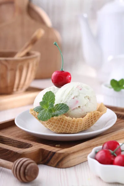 Çilekli Waffle Dondurma Taze Tatlı — Stok fotoğraf