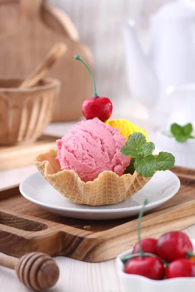 Морозиво Ягодами — стокове фото
