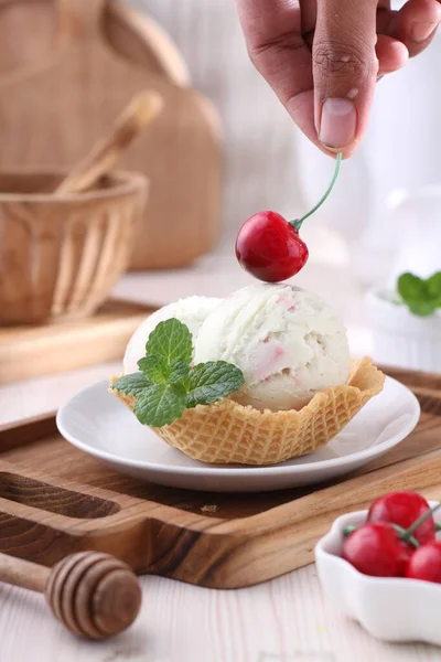 Клубничное Мороженое Вафлей — стоковое фото
