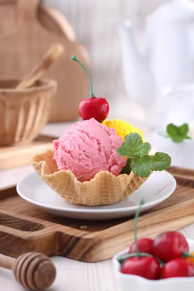 Морозиво Ягодами — стокове фото
