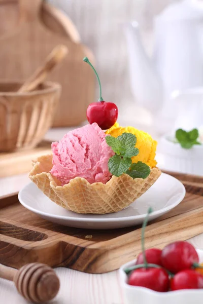 Мороженое Свежими Фруктами — стоковое фото