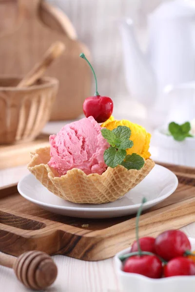 Вкусное Мороженое Миске — стоковое фото